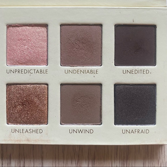Lorac Unzipped Gold eyeshadow palette - Picture 4 of 5